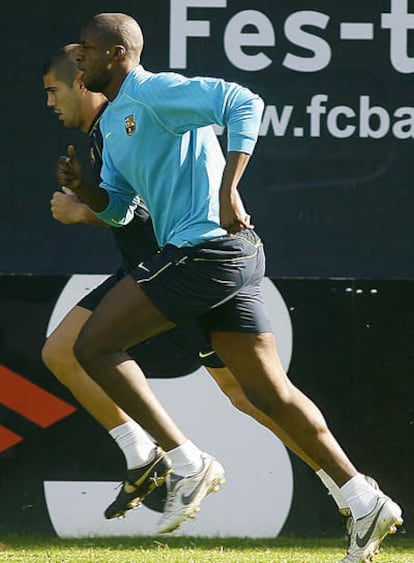 Touré Yaya, junto a Víctor Valdés durante un entrenamiento