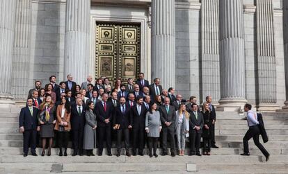 El presidente de Vox, Santiago Abascal, en el centro, con los restantes 51 diputados de Vox.