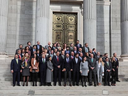 El presidente de Vox, Santiago Abascal, en el centro, con los restantes 51 diputados de Vox.