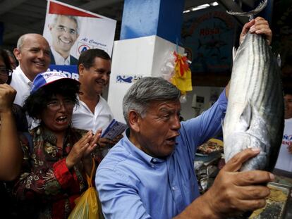 El candidato presidencial César Acuña en una visita a un mercado en Lima.