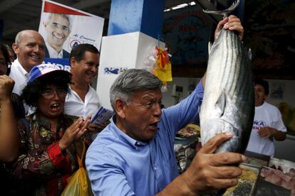 El candidato presidencial César Acuña en una visita a un mercado en Lima.