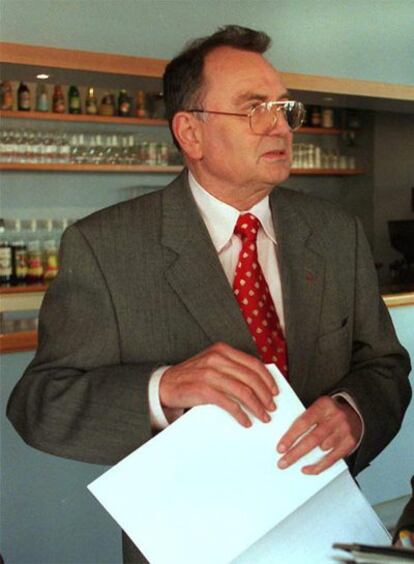 Imagen de archivo del empresario francés Yves Rocher tomada el año 1999 en Troyes. Rocher, que fundó en 1959 una compañía de productos cosméticos, ha fallecido hoy en París a los 79 años.