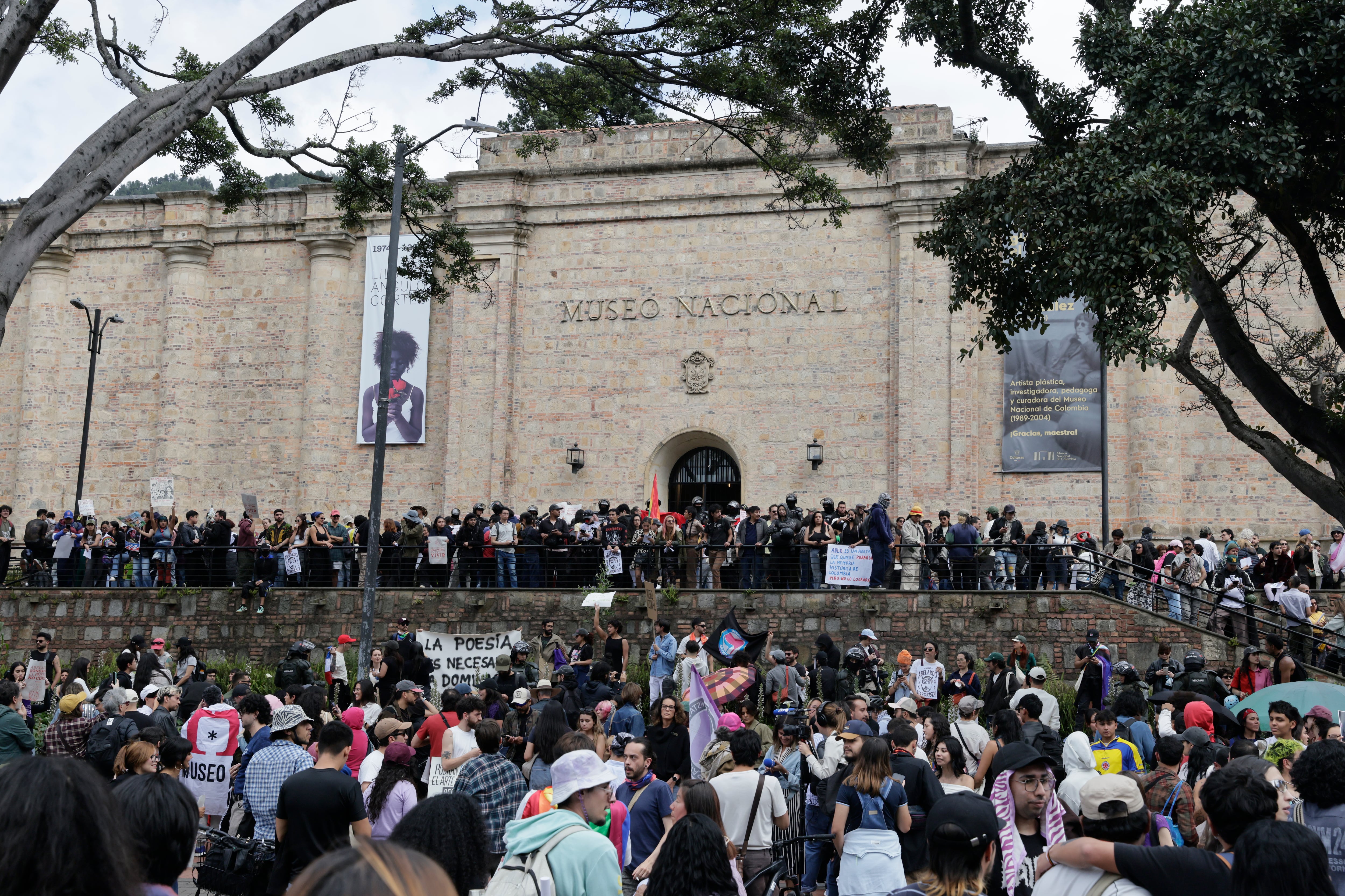 Los museos de arte moderno de Colombia rechazan el retiro de 30 piezas del Museo Nacional por razones ideológicas: “Ningún gobierno debería decidir qué podemos ver” Los museos de arte moderno de Colombia rechazan el retiro de 30 piezas del Museo Nacional por razones ideológicas: “Ningún gobierno debería decidir qué podemos ver”