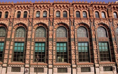 La rítmica fachada de la Central Catalana d&#039;Electricitat, en Barcelona. 