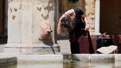 Una mujer se refresca en Córdoba.