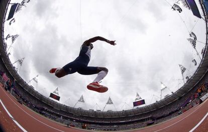 El británico Phillips Idowu, en la clasificación de triple salto.