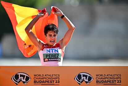 La española María Pérez celebra su victoria en los 35 km marcha, el 24 de agosto.