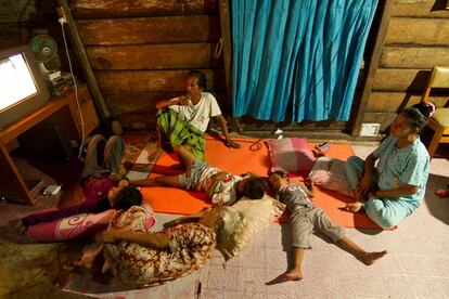 Mahmud Sidarante, jefe de la comunidad bajao de Kabalutan, y su familia. Él está muy preocupado por el futuro de su comunidad por la falta de alimento.