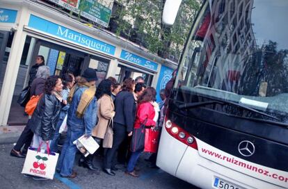 Women boarding the “caravan” in Madrid.