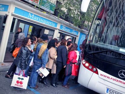 Women boarding the “caravan” in Madrid.