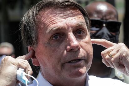 O presidente Jair Bolsonaro, ao votar no Rio no segundo turno das eleições municipais, neste domingo.