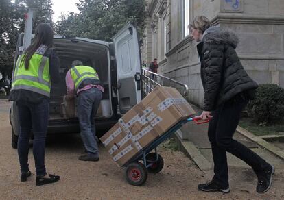 Funcionarios y polic&iacute;a judicial requisan documentaci&oacute;n en el ayuntamiento de Pontevedra durante la &#039;Operaci&oacute;n Patos&#039; en 2014.