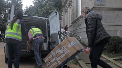 Funcionarios y policía judicial requisan documentación en Pontevedra durante la 'Operación Patos' en 2014.