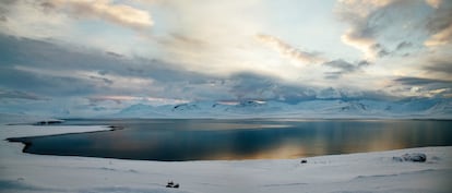 El enclave ruso de Barentsburg recibe al visitante con esta vista del fiordo.