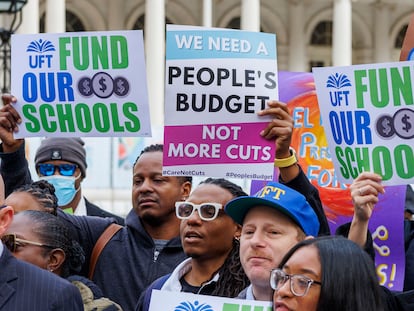 Protesta contra los recortes presupuestarios, el 17 de noviembre, frente a la sede del Ayuntamiento de Nueva York.