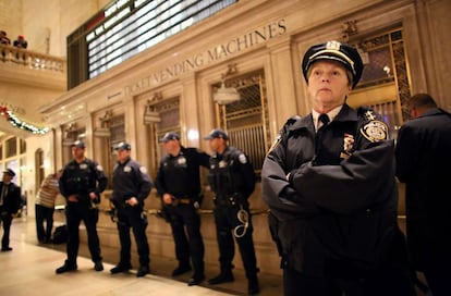 La policía observa a los manifestantes tumbados en el suelo de la estación. El alcalde de Nueva York, Bill de Blasio ha declarado: "La decisión del gran jurado no es la que muchos en nuestra ciudad querían, pero Nueva York posee tradición en expresarse a través de la protesta, no de la violencia".