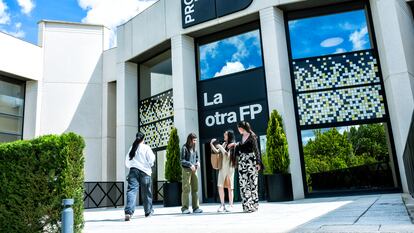 Un grupo de alumnas en la entrada de la escuela de FP PRO2 de Las Rozas el 21 de mayo.