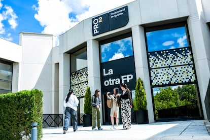 Un grupo de alumnas en la entrada de la escuela de FP PRO2 de Las Rozas el 21 de mayo.