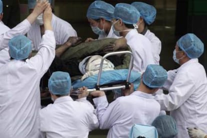 atPersonal sanitario de un hospital en Heijing atiende a uno de los mineros rescatados.