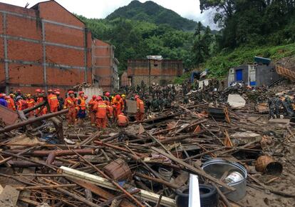 Más de 300 policías, militares y socorristas participan en las labores de búsqueda, según Xinhua. Al menos un millón de personas habían sido evacuadas ante la llegada del tifón, informó la agencia. Más de 100.000 fueron realojadas en albergues temporales.