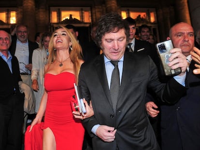 El presidente electo de Argentina, Javier Milei, llega al teatro Colón en Buenos Aires con su novia, Fátima Florez, el pasado 19 de noviembre.