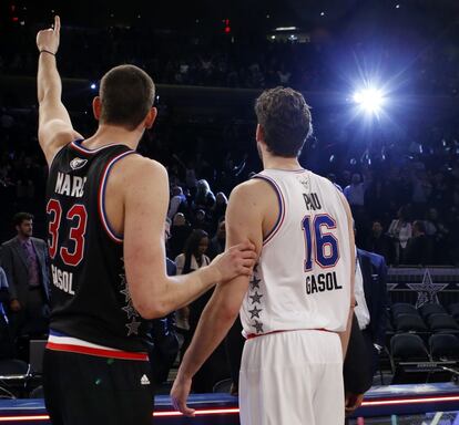 El 16 de febrero, los Gasol hicieron historia al ser los primeros hermanos en jugar un All Star Game como titulares. El Oeste ganó al Este por 163 a 158. En la imagen, los hermano Gasol, luchan por el balón.