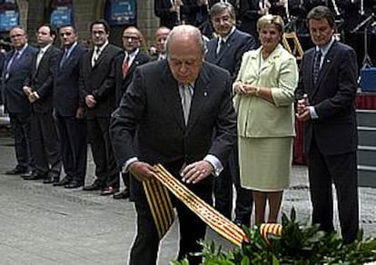 En la imagen, Pujol, acompañado por miembros de su Gabinete, realiza la tradicional ofrenda floral ante el monumento a Rafael de Casanovas, durante la celebración hoy de la Diada Nacional de Cataluña.
