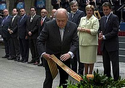 En la imagen, Pujol, acompañado por miembros de su Gabinete, realiza la tradicional ofrenda floral ante el monumento a Rafael de Casanovas, durante la celebración hoy de la Diada Nacional de Cataluña.