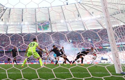 Kramaric anota el gol del empate para Croacia ante Albania este miércoles en el Volksparkstadion, en Hamburgo.