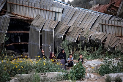 Varios desplazados palestinos, el jueves en Jan Yunis, en el sur de Gaza, durante una operación militar israelí.