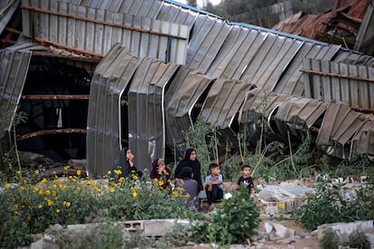 Desplazados palestinos, en la carretera principal de Gaza durante una operación militar israelí en Jan Yunis, el 25 de julio. 