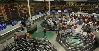 Operadores negocian las acciones de los contratos futuros en la Bolsa de Brasil.