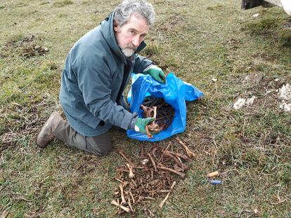 Díaz muestra restos óseos de perros encontrados en una sima.