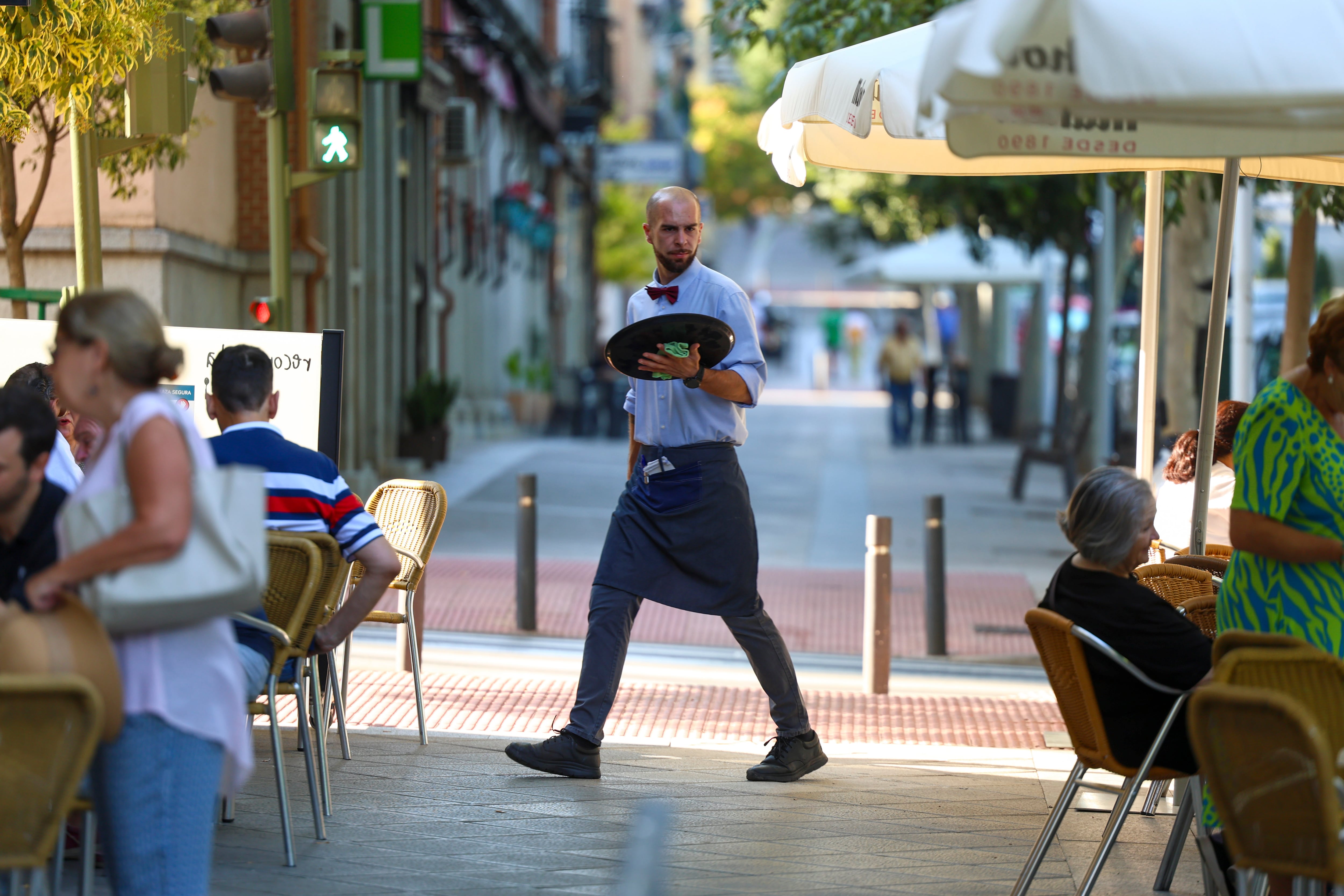 Un empleado de hostelería este lunes en Toledo. 