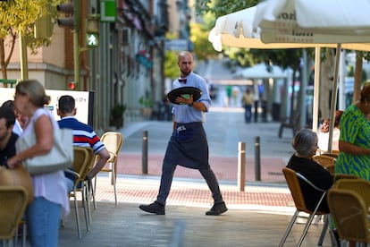 Un empleado de hostelería este lunes en Toledo. 