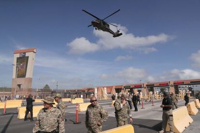 Un helicóptero y un grupo de soldados del ejército de EE UU durante un entrenamiento de capacitación en la frontera de Hidalgo, en Texas.