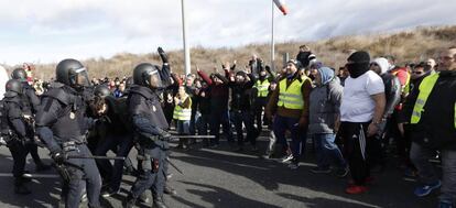 Unidades de intervención policial, ante la concentración de taxistas en los alrededores de Ifema.