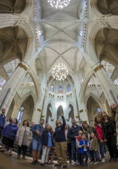 Turistas visitan el interior de la Catedral.