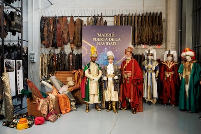 Los emisarios de los Reyes Magos, durante la presentación de la cabalgata de Reyes de Madrid, este viernes en la fábrica de Peris Costumes.