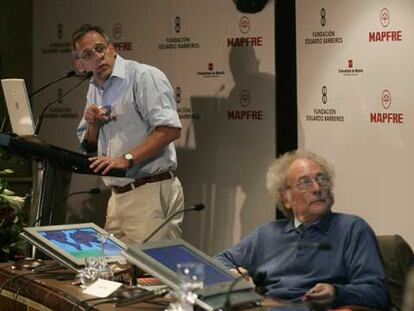 El catedrático de Prehistoria Steven Mithen (de pie), con el profesor Eduardo Punset.