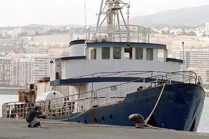 El buque <i>M.V. Polar</i>, atracado en el puerto de la Luz de Las Palmas tras llegar anoche con 176 inmigrantes.