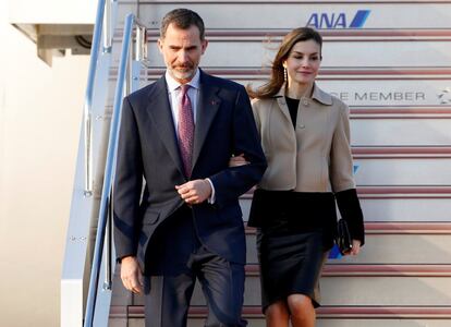 Los Reyes de España descendiendo a la pista de aterrizaje del aeropuerto internacional de Tokio, Haneda.