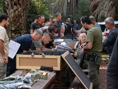 Punto de distribución de armas a civiles en un kibutz en Israel, cerca de la frontera con Líbano, el jueves.
