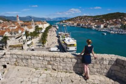 Una turista contempla el paseo marítimo de Trogir, en Croacia, desde el fuerte Kamerlengo.