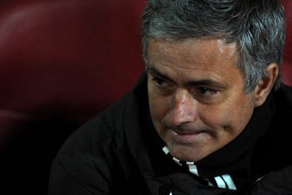 Mourinho en el banquillo de Los Cármenes