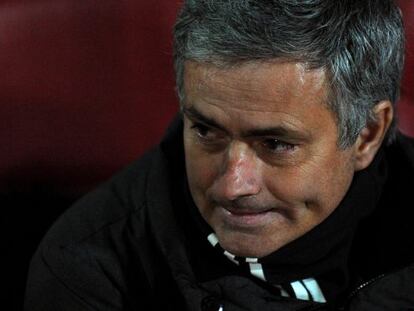 Mourinho en el banquillo de Los Cármenes