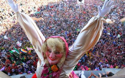 Marijaia en el balcón del Teatro Arriaga tras el 'txupinazo' de la Semana Grande de Bilbao 2014.