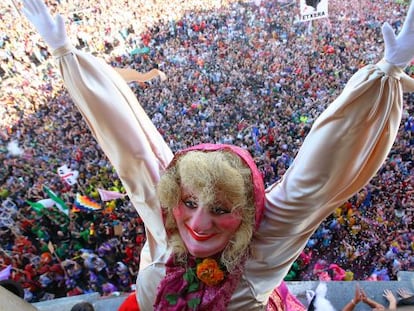 Marijaia en el balcón del Teatro Arriaga tras el 'txupinazo' de la Semana Grande de Bilbao 2014.