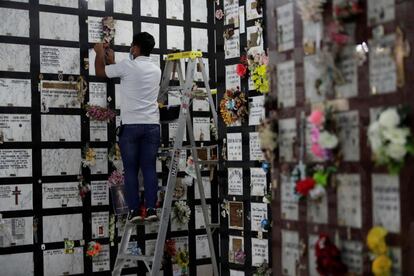 Un hombre coloca las cenizas de un fallecido en las criptas de la Parroquia Santuario Nacional del Corazón de María, en Ciudad de Panamá (Panamá).