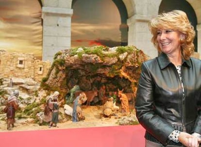 La presidenta del Gobierno de Madrid, Esperanza Aguirre, posa con el Belén de la Puerta del Sol.